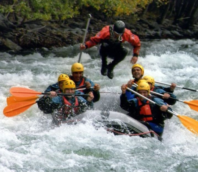 Monitor saltando en la embarcacion de rafting